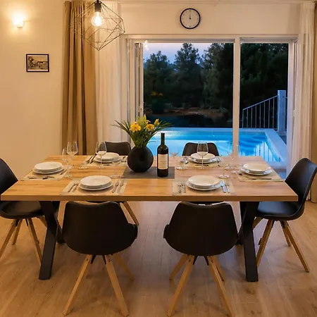 Holiday home 3 Bedroom Beautiful In Sutivan