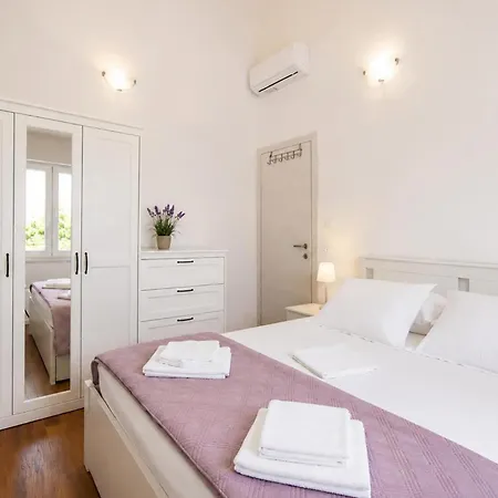 Holiday home 3 Bedroom Beautiful In Sutivan
