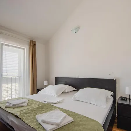 3 Bedroom Beautiful In 수티반